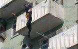 Millət vəkili eyvandan yıxılan qadından yazdı