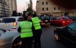 Ata və iki oğlu yol polislərini döydü - Bakıda