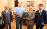 Mübariz Qurbanlı İlham Zəkiyevə hədiyyə verdi