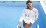 45 yaşlı Sibel Candan hovuzda fotosessiya