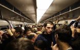 Metroda dava - Sərxoş sərnişin qadını təhqir etdi