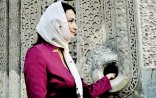 Qənirə Paşayeva maaşını türkmanlara bağışladı