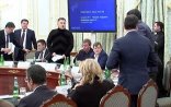 Bakılı erməni nazir Saakaşviliyə stəkan atdı - Video