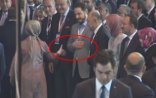 Ərdoğanın kürəkənindən Davudoğlunun xanımına hörmətsizlik - Video