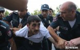 Yerevanın mərkəzində polis zorakılığı - FOTO