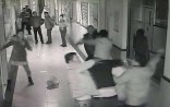 Əməliyyatda ölən qızın qohumları həkimləri döydü