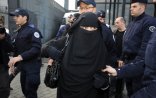 Hicablı arvadını yerə yıxan polisləri təkbaşına belə döydü-VİDEO  