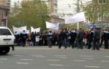 Ermənistanda işçilər yolu bağladı