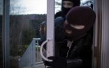 Maskalı şəxslər evə basqın edərək külli miqdarda pul aparıblar