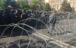 Yerevanda aksiya iştirakçıları bir sıra hökumət binasını mühasirəyə alıblar