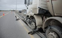 Sement maşını dəmir arakəsmələrə çırpıldı – FOTO/VİDEO 