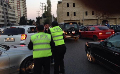 Yol polisi ilə dalaşan sürücü özünü bıçaqladı