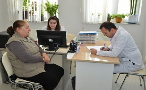 Qaradağda əhalinin tibbi müayinəsi uğurla davam etdirilir