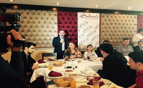 Tanınmış türk müğənnisi Bakıda təqdimat keçirdi-FOTOLAR