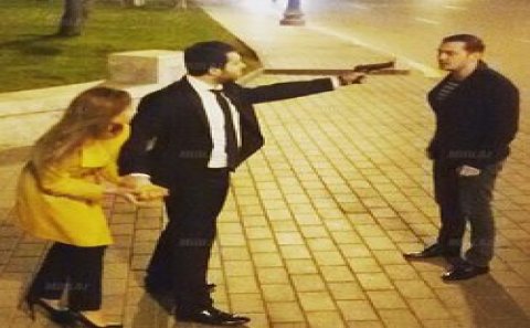 Müğənninin üstünə silah çəkdilər
