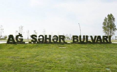 Prezident və xanımı Bakı Ağ Şəhər bulvarında