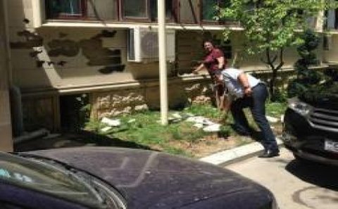 Sakinlər yaşadıqları binalarda poliuretan üzlükləri özləri sökməyə başlayıblar