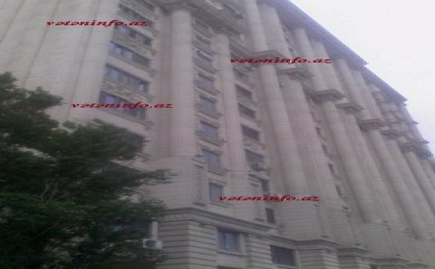 Bayılda 16 mərtəbəli binanın da üzlüyü sökülür-FOTOLAR