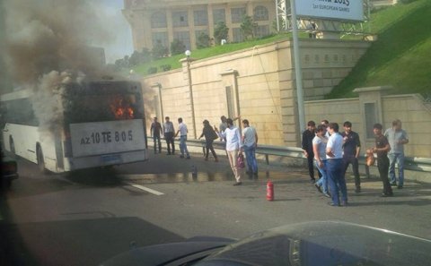 Bakıda sərnişin avtobusu yanır