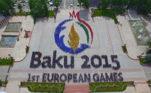 “Bakı-2015”in loqosu: gənclər 6000 nəfərlik “fləşmob”la birinci Avropa Oyunları ətrafında birləşdi