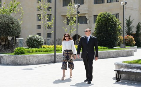 Prezident İlham Əliyev və xanımı yeni salınan parkda