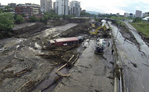 Tbilisi sel altında: ölkədə matəmdir