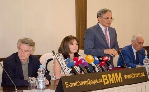 Jurnalistlərin fransalı senatorlarla görüşü keçirilib