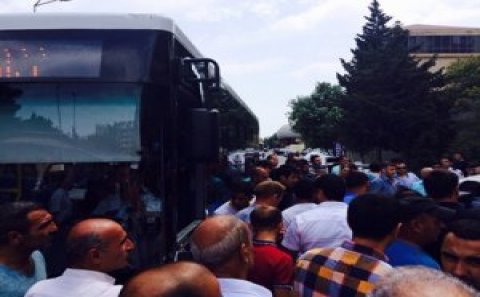 Avtobus qəza törətdi: yaralılar var