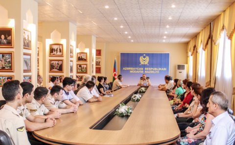 Müdafiə naziri orduda çalışan media nümayəndələrini mükafatlandırıb