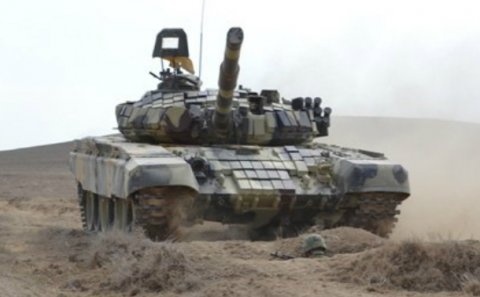 Silahlı Qüvvələrimizin tank bölmələri cəbhə xəttinə doğru hərəkət edir — VİDEO