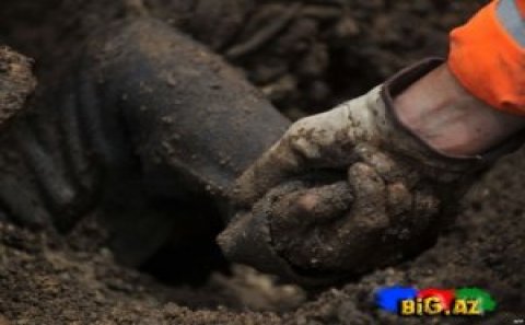 Fəhlə uçqun altında qaldı
