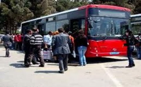 Bakıda qadın avtobusdan yıxılaraq ölüb