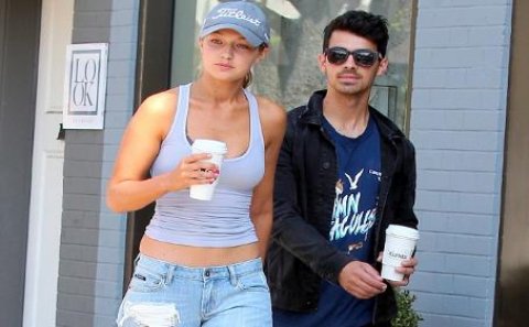 Seksual model makiyajsız görüntüləndi