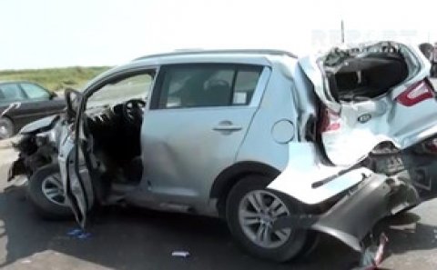 Avtomobil yük maşınına və sərnişin avtobusuna çırpılıb: 3 yaralı
