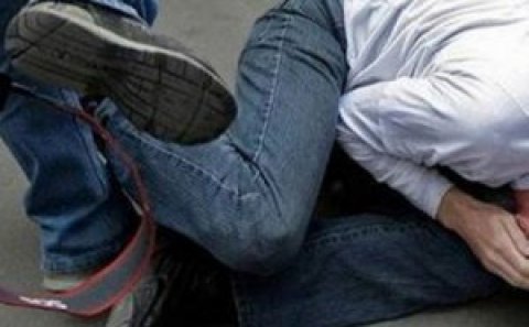 Oğlanı döyüb pulunu və üzüyünü aldılar