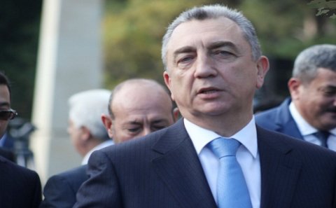 Eldar Əzizovun köməkçisi təkzib edir