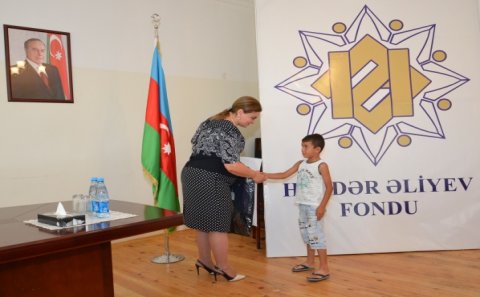 Heydər Əliyev Fondu məktəbə gedən birincilərimizi sevindirdi