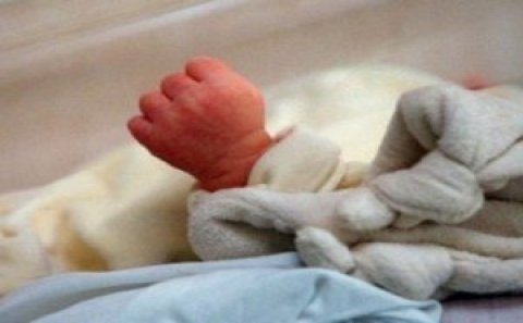Ata körpə oğlundan imtina etdi: “Kasıbam...”