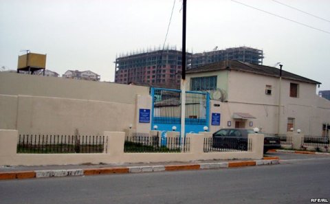 Ananın fəryadı: “Həbsxana rəisi oğlumu öldürür”