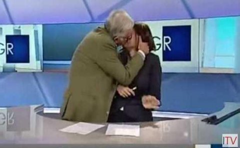 Canlı yayımda aparıcının dodaqlarından öpdü - video
