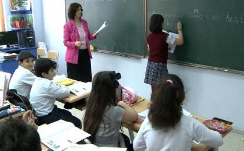 Ucqar kəndlərdə işləyən müəllimlərin kompensasiyası gecikdirilir - ŞİKAYƏT