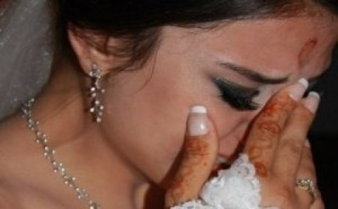 Keçmiş qaynana gəlini toyda boğdu