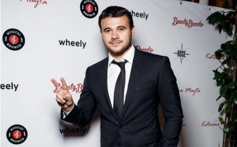 Emin amerikalı müğənnini partisinə gətirdi
