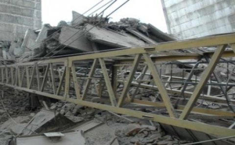 Fabrik binası çökdü - FOTO