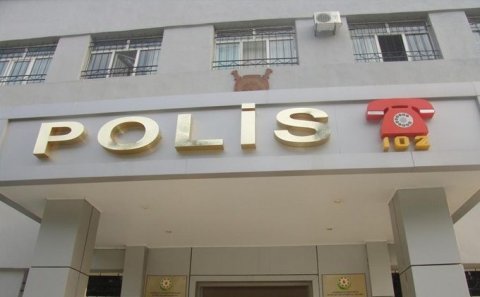 Sürücünün başına çəkiclə vurub, maşını qaçırdı - Bakıda