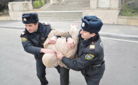 Gəncədə aksiya: polisə xəsarət yetirildi