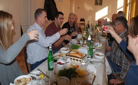 ABŞ polkovniki Bakıda xaş yeyib, araq içdi - Foto