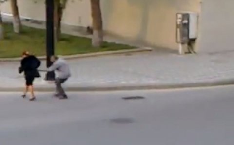 Bakıda qadına yolun ortasında hücum çəkdilər - Video