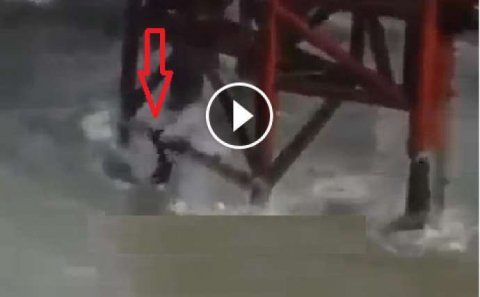 Neftçinin cansız bədəni su üzünə belə çıxdı - Video
