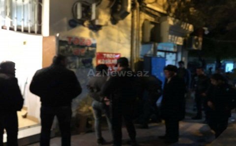 Bakıda polisə müqavimət: iki gənc qandallandı - Fotolar